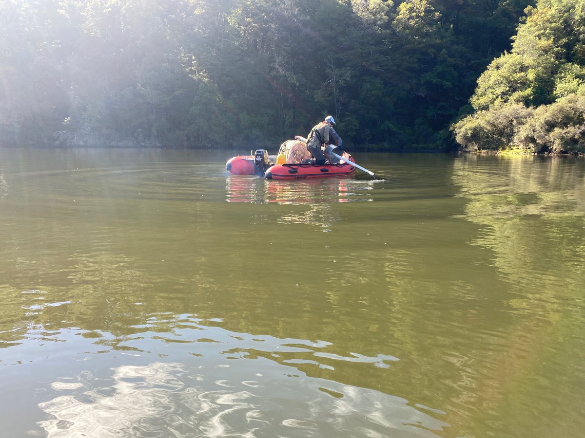 MountainGeomorp's tweet photo. How did the landscape respond to the 1929 Murchison Earthquake? A CHIRP survey shows that the lake now has a maximum depth of only 8 m. Photos show the rockslide that dams the lake, reactivated by seismic shaking in 1929, coring Lake Matiri using a mini Mackereth corer. https://t.co/Z2Td11DFN9
