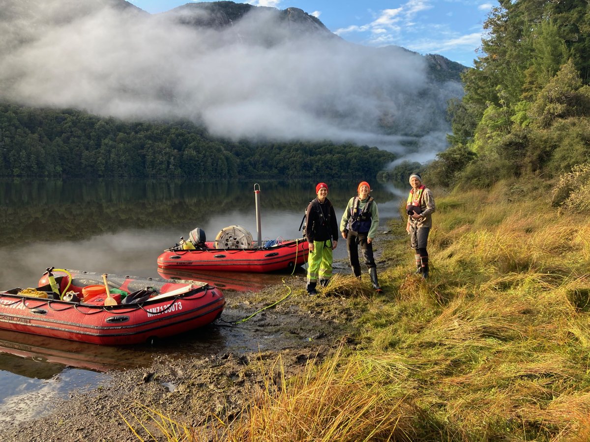 MountainGeomorp's tweet photo. How did the landscape respond to the 1929 Murchison Earthquake? A CHIRP survey shows that the lake now has a maximum depth of only 8 m. Photos show the rockslide that dams the lake, reactivated by seismic shaking in 1929, coring Lake Matiri using a mini Mackereth corer. https://t.co/Z2Td11DFN9