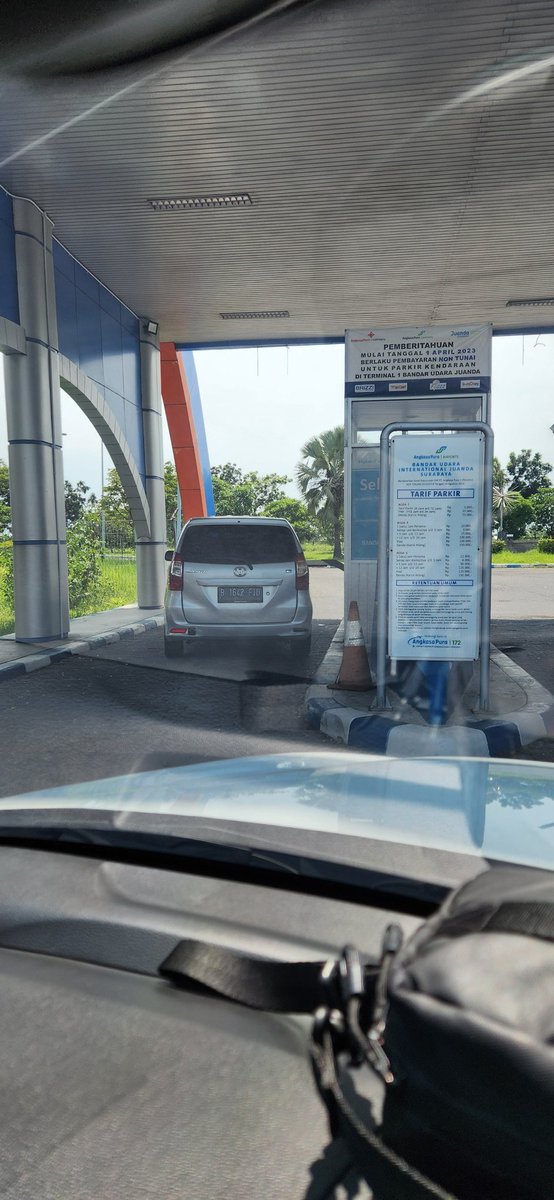 azuhrahl's tweet photo. mobilnya parkir, ga ada petugas, ga bisa keluar bandara, payah.. @e100ss @AP_Airports @sub_ap1 https://t.co/wrmm1VvKxr