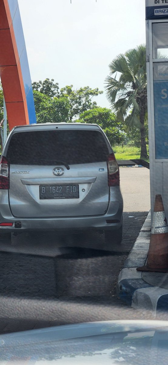 azuhrahl's tweet photo. mobilnya parkir, ga ada petugas, ga bisa keluar bandara, payah.. @e100ss @AP_Airports @sub_ap1 https://t.co/wrmm1VvKxr