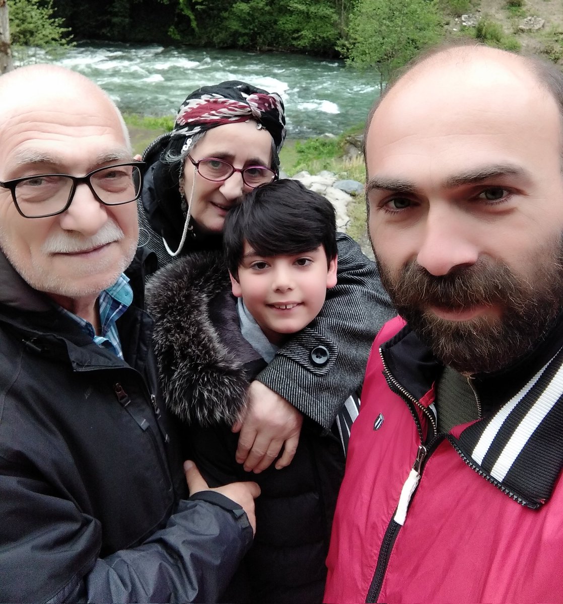 cigibjk's tweet photo. Artık her bayram içimiz buruk, hüzünlü. Seni çok özledik, seni çok seviyoruz. Mekanın cennet, bayramın mübarek olsun güzel ANNEM 😔😔😔 https://t.co/WzcPFPQyVt
