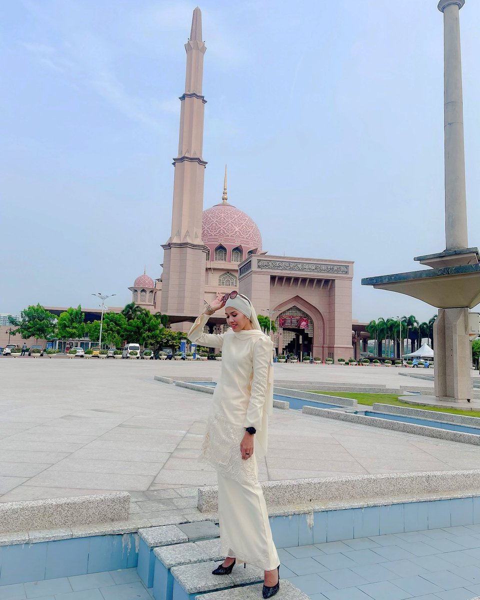 Selamat Hari Raya Aidilfitri semua. Mohon maaf zahir dan batin. Stay safe and have a blessed and wonderful Aidilfitri with your loved ones 🤍😘
.
#teamrayakl #teamrayapj #kampungbandar