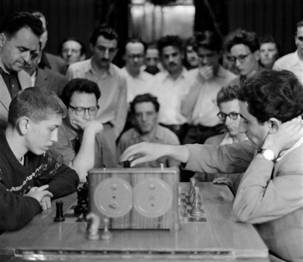Yakov Estrin (upper left). Bobby Fischer and Tigran Petrosian playing blitz at the Moscow Central Chess Club, 1958. Photo: Associated Press, Via: Chessgames,com

#Chess #chessgame #Ajedrez #schach #scacchi #echecs #xadrez