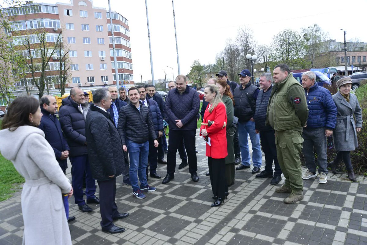 kamranbayramovm's tweet photo. Ukraynaya səfərimiz zamanı Ümummilli Lider #HeydərƏliyevin anadan olmasının #100illiyi ilə əlaqədar Ali Radanın deputatları, səfirliyimizin, diasporumuzun və yerli ictimaiyyətin nümayəndələri ilə birlikdə #Boyarka şəhərinin mərkəzi parkında #ağacəkmə aksiyasında iştirak etdik https://t.co/spRuwKOrZy