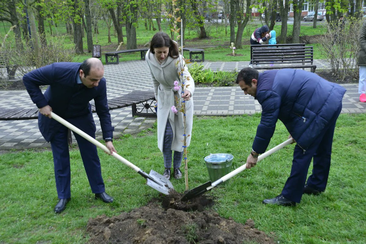 kamranbayramovm's tweet photo. Ukraynaya səfərimiz zamanı Ümummilli Lider #HeydərƏliyevin anadan olmasının #100illiyi ilə əlaqədar Ali Radanın deputatları, səfirliyimizin, diasporumuzun və yerli ictimaiyyətin nümayəndələri ilə birlikdə #Boyarka şəhərinin mərkəzi parkında #ağacəkmə aksiyasında iştirak etdik https://t.co/spRuwKOrZy