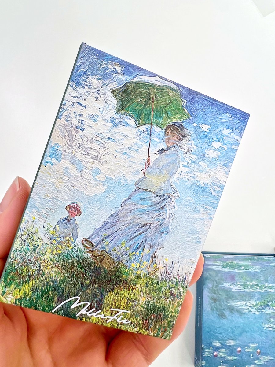 tokila_web's tweet photo. こちらも中国コスメ👩絵画アイシャドウパレットのモネシリーズが人気のMilleFee(ミルフィー)。

大人気だったクロード・モネの日傘の女に加えて、睡蓮、画家の庭、ラ・ジャポネーズが仲間入り。
パッケージはもちろん、中身もかなり使えるカラーがセットイン。
各¥2,420

#millfee #モネシリーズ https://t.co/kDTU5jfhgW