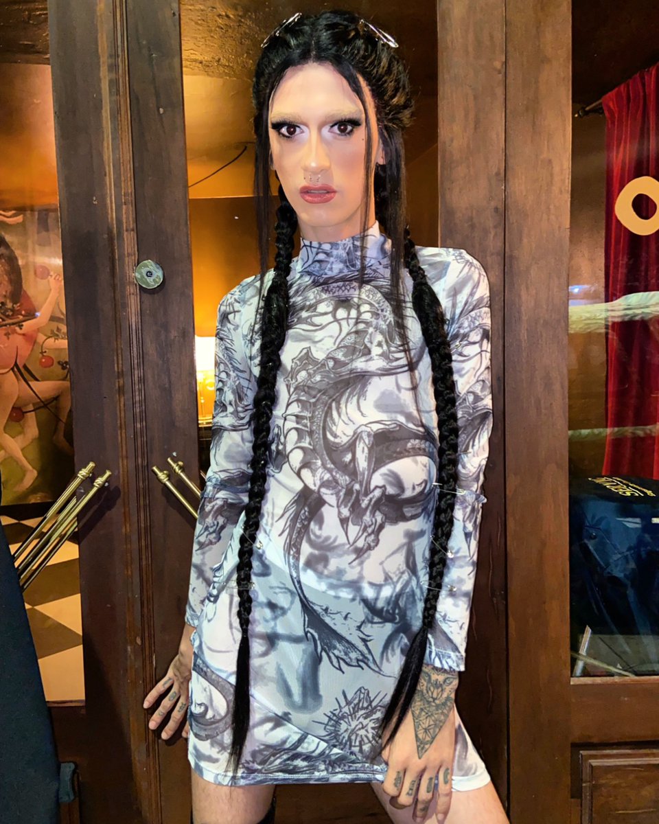 Vickkbecker's tweet photo. Na porta de casa #opium #dragbattle https://t.co/D9GK8UiCGF
