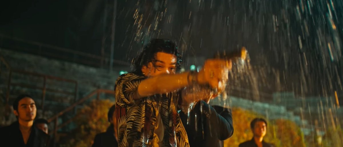 พอสังเกตว่าคนนี้ คนที่โทรหาตำรวจ คนที่ผงกหัวให้ก่อนจะไป คนที่จับกดน้ำ เเละคนที่ใส่ปืนไว้ในถังน้ำที่กด คือคนคนเดียวกัน ทุกอย่างมันก็กระจ่างขึ้นเยอะเลย 5555555555