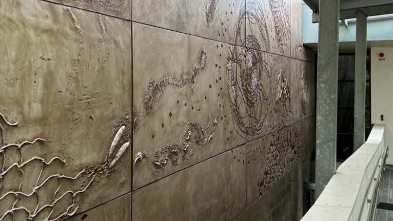 angela_leitch's tweet image. 👀 here. #CampusToCountry #WelcomeToCountry installation "Following Paperbarks" 2023 by TO Jody Rallah launched today. Check it out!  #PBlock #KelvinGrove @QUT #QUTYarns @QUT_Elder