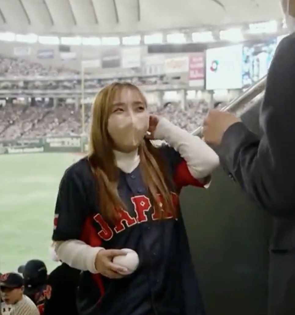 goodnewsdog's tweet photo. A woman caught a home run ball hit by Japanese baseball superstar Shohei Ohtani during the World Baseball Classic. Someone next to her wanted to see the ball, and it eventually got passed around the stadium to whoever wanted to see it. The baseball was returned to her after everyone got their turn. 🙌⚾️