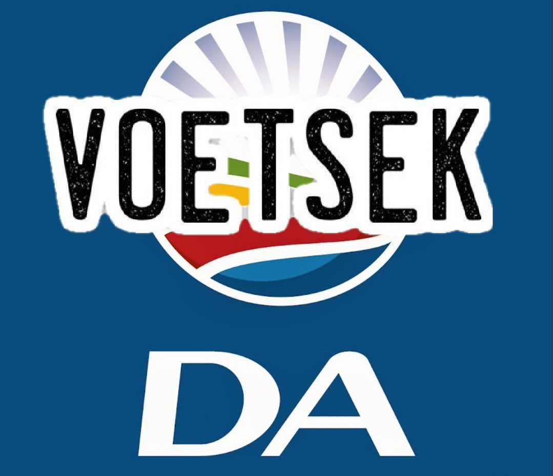 DimaMsuthu's tweet photo. @helenzille If @Our_DA were not 2 faced about corruption, you ought to have applied same zest on #CR17bankstatements #BosasaR500k #PhalaPhalaFarmGate you displayed on #SpyTapes #Nkandla 

You are captured, “your values change depending on who you dealing with”You can’t govern #VoetsekDA https://t.co/7NL4swSwNl