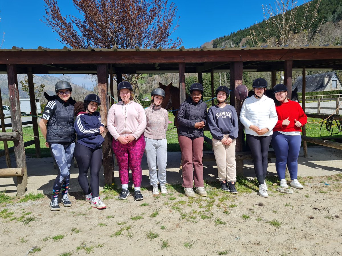 Lautreamont65's tweet photo. Les CCF battent leur plein, le stress monte chez nos élèves, pour se détendre, une solution 🤔 Une belle rando assortie d'une ballade à cheval dans nos magnifiques Pyrénées pour nos internes, 🙏 à Sarah notre AED pour cette initiative ! 👍 @DSDEN65 @VoiePROToulouse @actoulouse https://t.co/ERDHKCE7ka