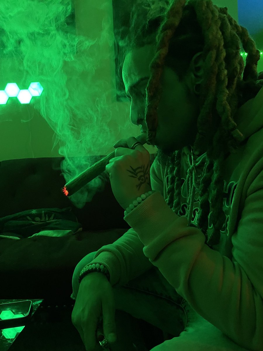 _lilindigo's tweet photo. Happy 420 Everyone 🍁💚

Toke upp 😎

📸: @qveenpurp 

#YGSHIII #I2$ https://t.co/Uw2B6AI1QU
