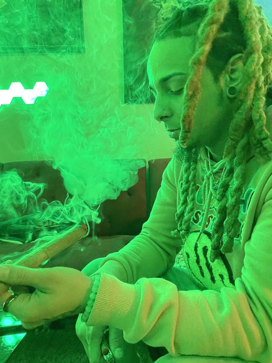 _lilindigo's tweet photo. Happy 420 Everyone 🍁💚

Toke upp 😎

📸: @qveenpurp 

#YGSHIII #I2$ https://t.co/Uw2B6AI1QU