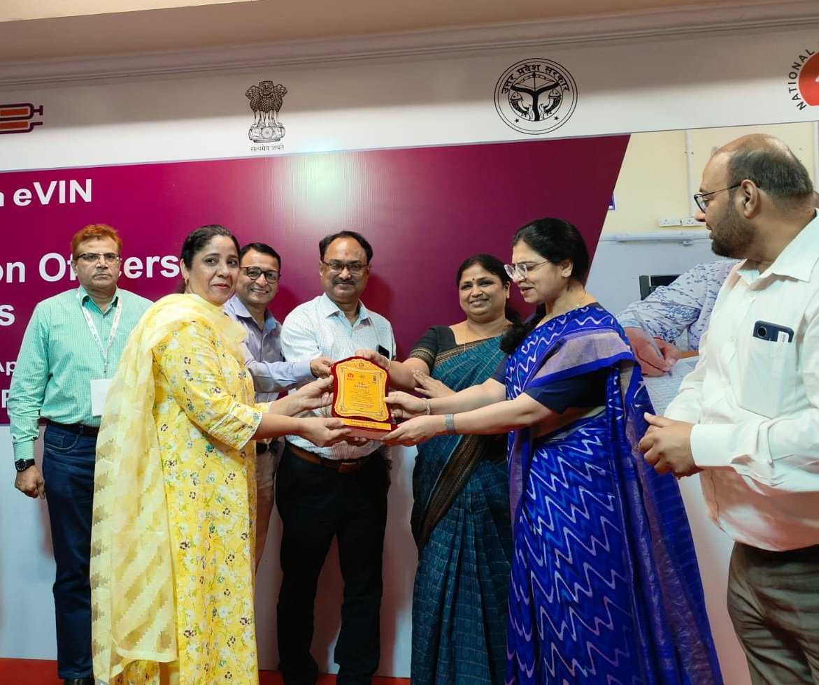 ManojShukul's tweet photo. Smiling faces of #DIO #VCCM #officials after receiving mementos from MD @nhm_up during a training on #eVIN for their dedicated efforts in #COVID19 #vaccination #RI @MoHFW_INDIA @UNDP_India @Vaccinate4Life https://t.co/vmbCm4Zm71