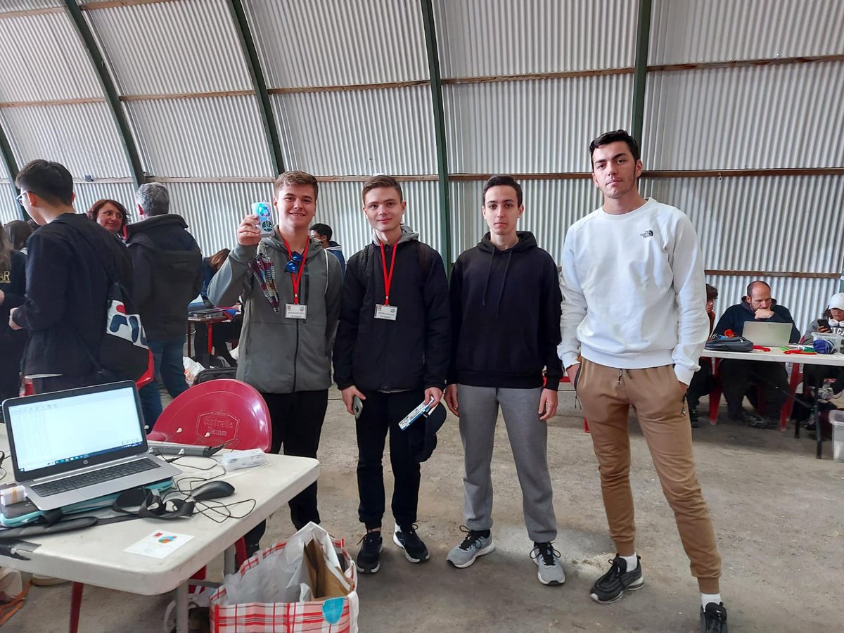 ies_luisvives's tweet photo. Alumnos de Mecatronica y Electromecánicos del @ies_luisvives han diseñado construido y lanzado un minisatelites ( cansat) dicho lanzamiento se ha realizado desde Valdelaguna, toda una experiencia de éxito para estos jóvenes. https://t.co/Wn1kompl9F