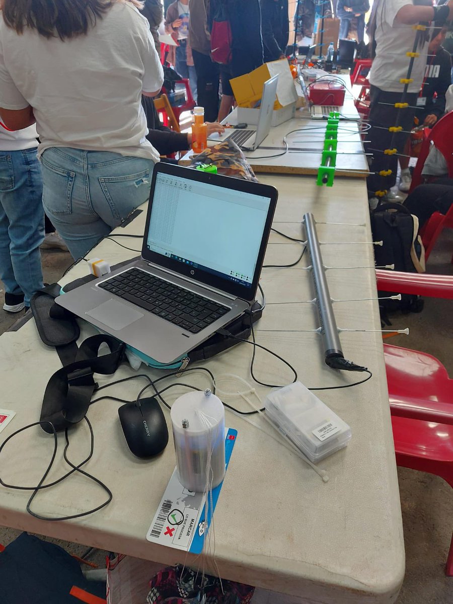 ies_luisvives's tweet photo. Alumnos de Mecatronica y Electromecánicos del @ies_luisvives han diseñado construido y lanzado un minisatelites ( cansat) dicho lanzamiento se ha realizado desde Valdelaguna, toda una experiencia de éxito para estos jóvenes. https://t.co/Wn1kompl9F