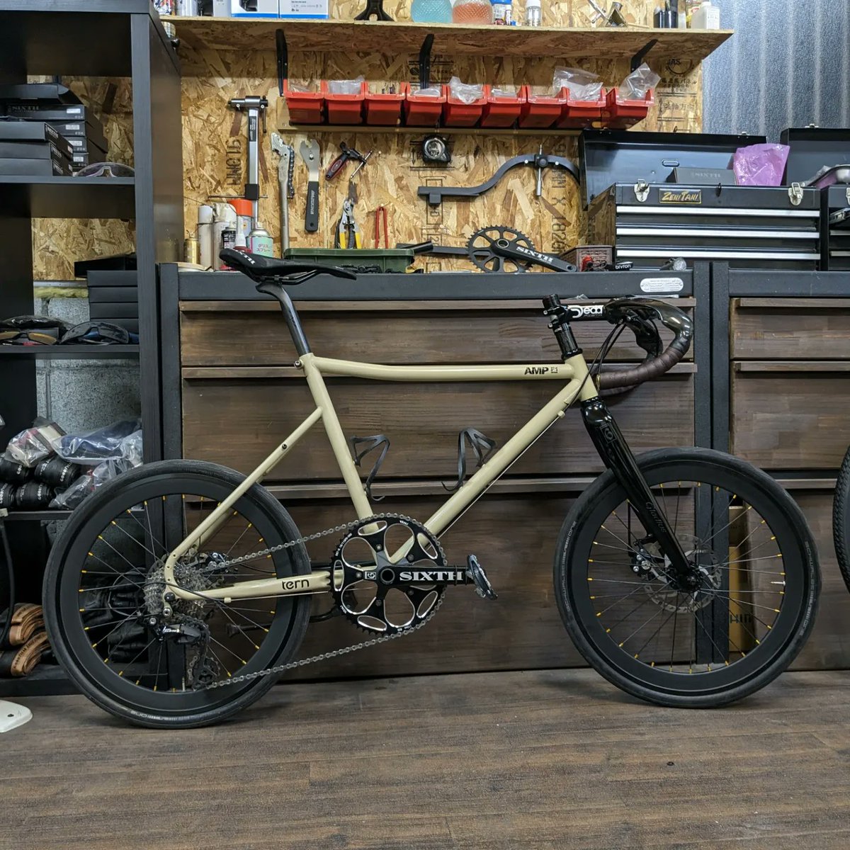ROCKBIKES_home's tweet photo. Tern AMP F1。
Greed用カーボンフォーク、エアロカーボンバー、SIXTH2ピースクランクに56TN/Wチェーンリング、Maatのサドルなど、正にイジってナンボの自転車趣味カスタム。「型にはまらない」ってワクワクしますね♪
ROCKBIKES以外のバイクでもご用命頂ければ、カスタム、整備やっています。 https://t.co/guWBrau7Tz