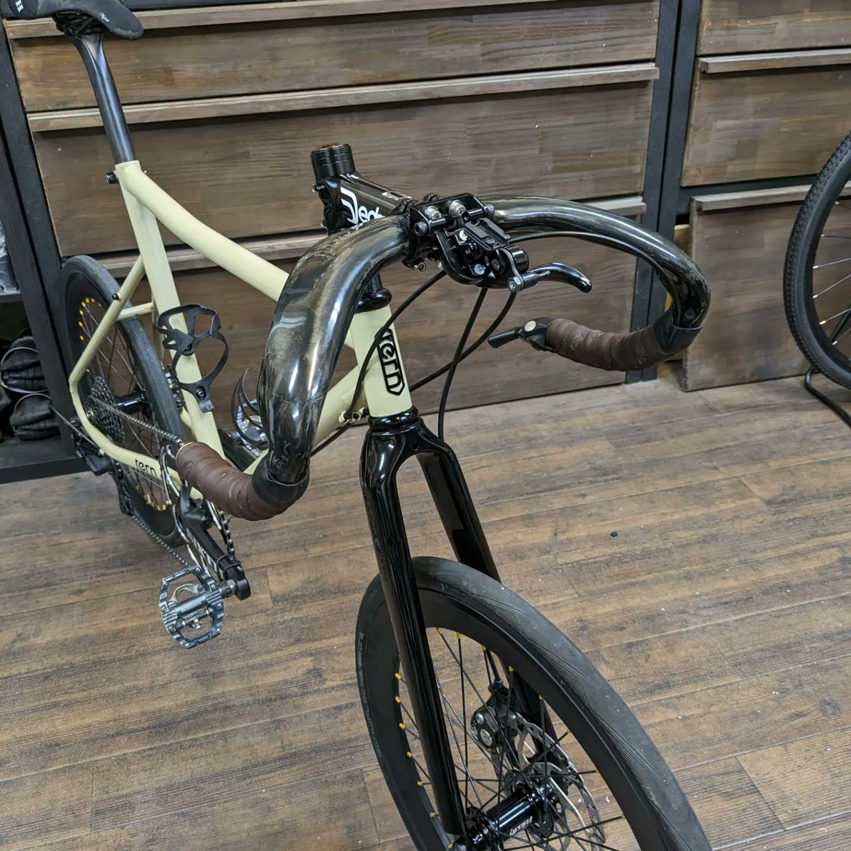 ROCKBIKES_home's tweet photo. Tern AMP F1。
Greed用カーボンフォーク、エアロカーボンバー、SIXTH2ピースクランクに56TN/Wチェーンリング、Maatのサドルなど、正にイジってナンボの自転車趣味カスタム。「型にはまらない」ってワクワクしますね♪
ROCKBIKES以外のバイクでもご用命頂ければ、カスタム、整備やっています。 https://t.co/guWBrau7Tz