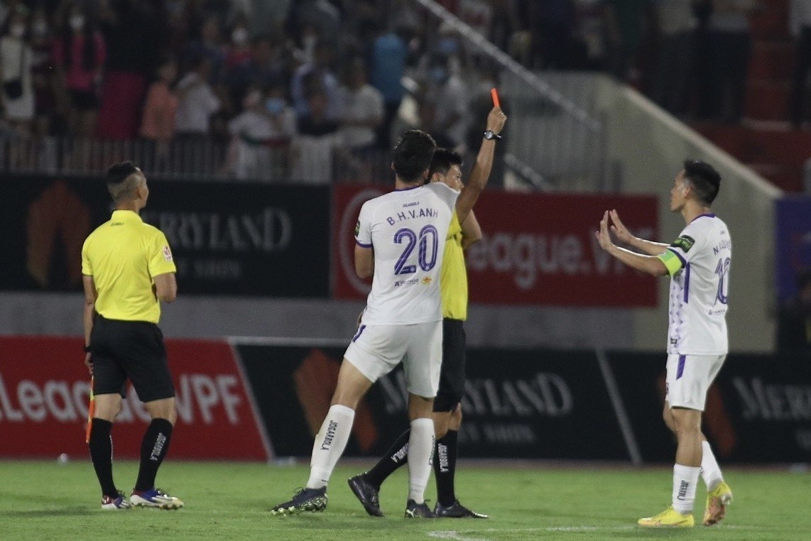 VNSportsnews's tweet photo. Nguyen Van Quyet (Hanoi FC) has received punishment from VFF which is 8 matches banned and fined 40 millions VND due to his reaction with referee assistant Nguyen Le Nguyen Thanh after the match with Binh Dinh (round 7).
#vleague #VanQuyet #Hanoifc #vsn https://t.co/Hz9OB7jkvV