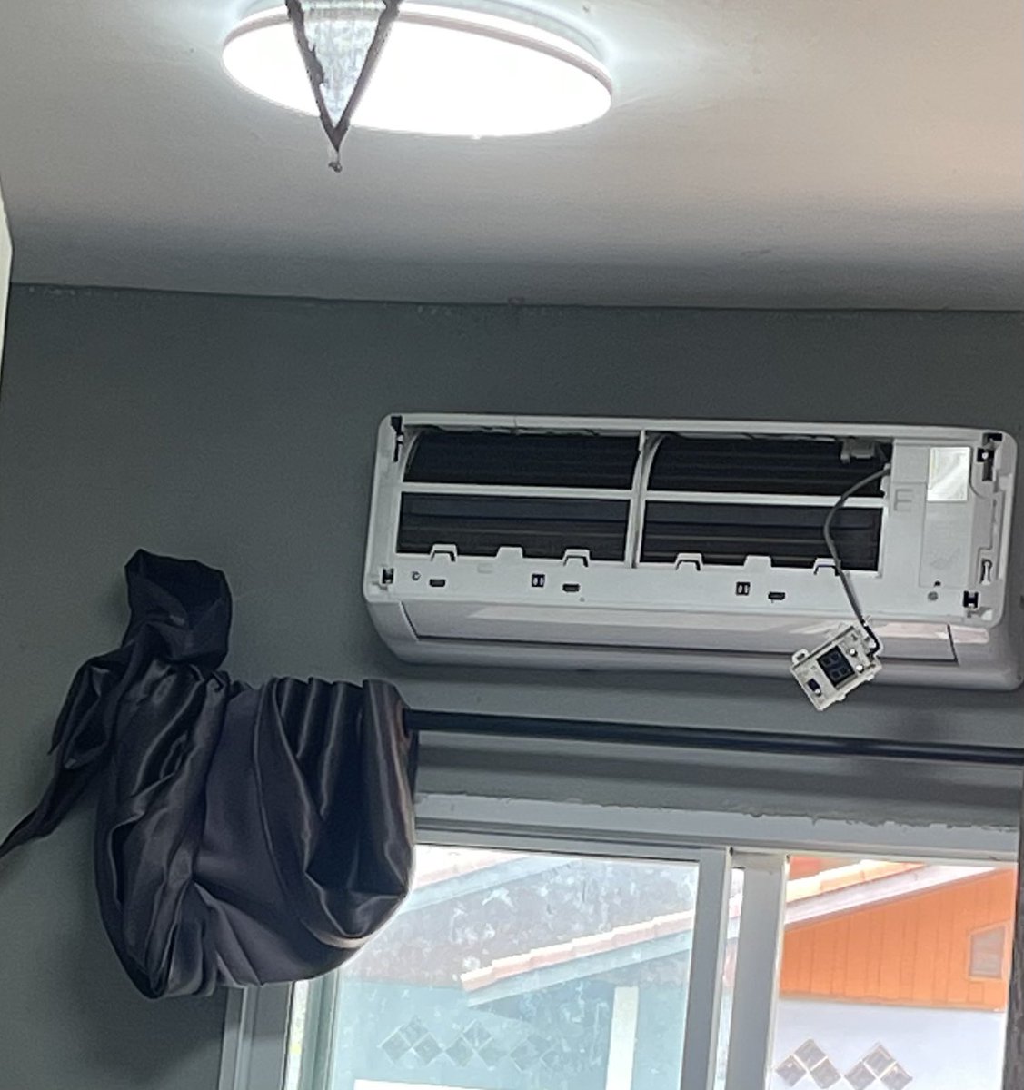 วันนี้ชอบมาก เรียกคนมาล้างแอร์

พนก:: ค่าไฟแพงไหมพี่
กู :: แพงค่ะ ขึ้นมาเท่าตัวเลย
พนก :: เลือกพรรคไหนครับ
กู :: (กูขำ) ถ้าเลือกลุงตู่ไม่จ่ายตังค์นะ
พนก :: ถ้าพี่เลือกลุงตู่ ผมก็ไม่ทำต่อครับ เก็บของกลับเลย 

โอเค สบายใจ555555555555555555555