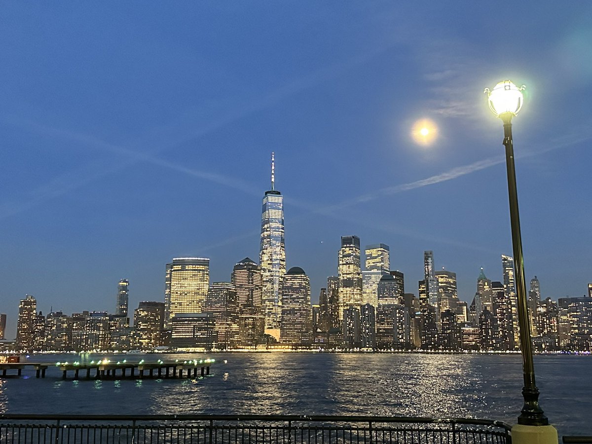 ComebackKid1311's tweet photo. Excellent view for your evening walk
#uslife #exchangeplace #allgoodintheneighborhood https://t.co/eZTzbMPzGL
