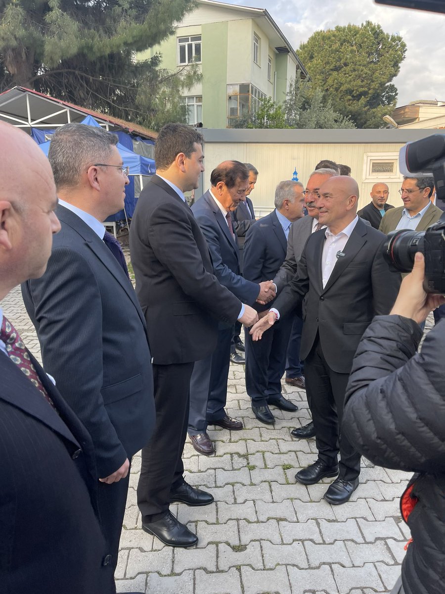 DpGultekinUysal's tweet photo. Bu mübarek Ramazan Bayramını Osmaniye’de Zafer Camii’nde karşıladık.
Depremdeki kayıplarımızın üzüntüsü ile buruk bir bayram yaşıyoruz.
Daha güzellerine kavuşacağımız inancıyla, umuduyla bayramınızı tebrik ediyorum. https://t.co/NTxcrWwIXB