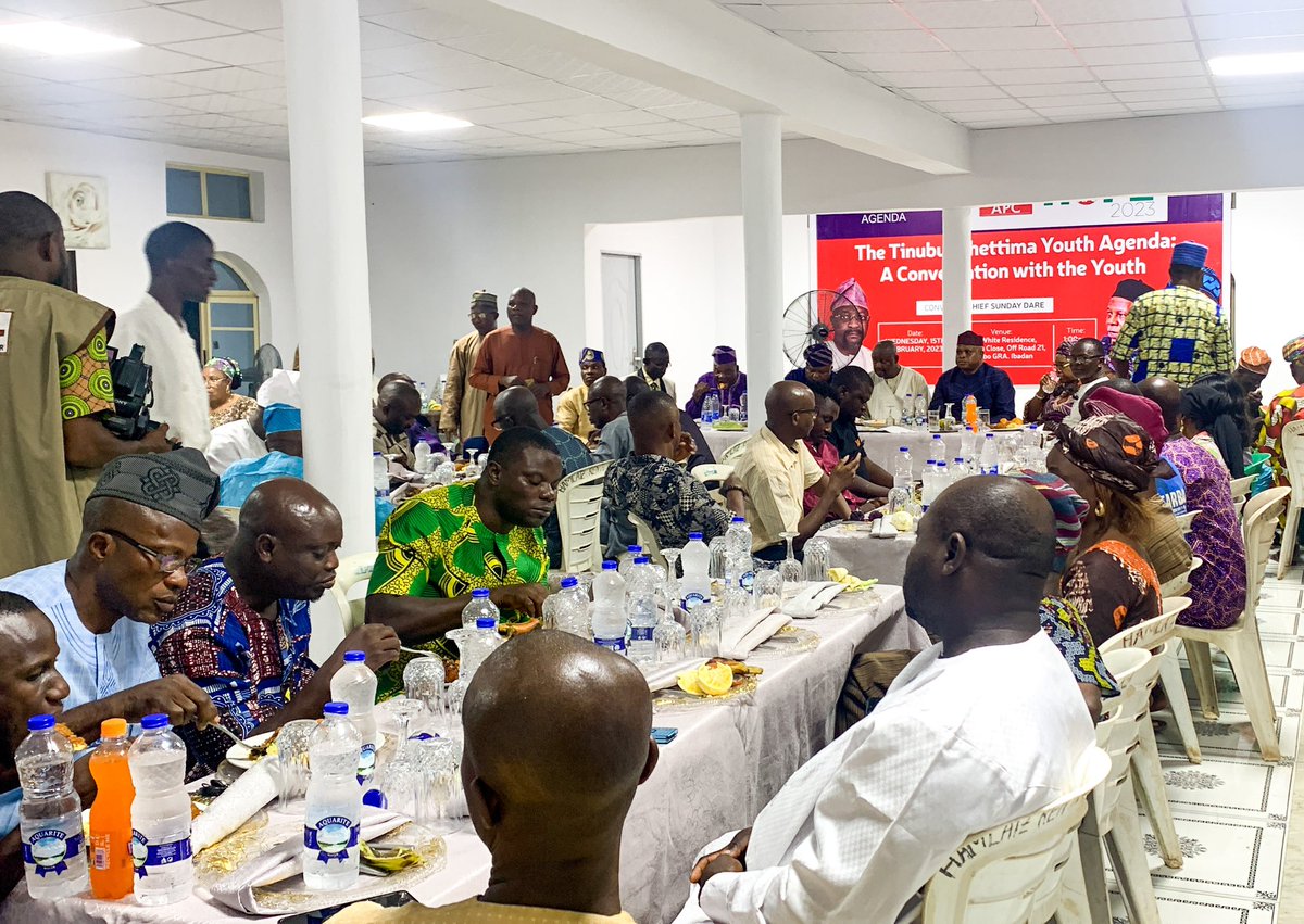 de_voyce's tweet photo. Over the years, Chief Sunday Dare @SundayDareSD hosts the Muslim Umah of Oyo state to an Iftar during the Ramadan, this year is no exception as he hosted them Parties chieftains at Ibadan. https://t.co/M5Eh0NxbUu