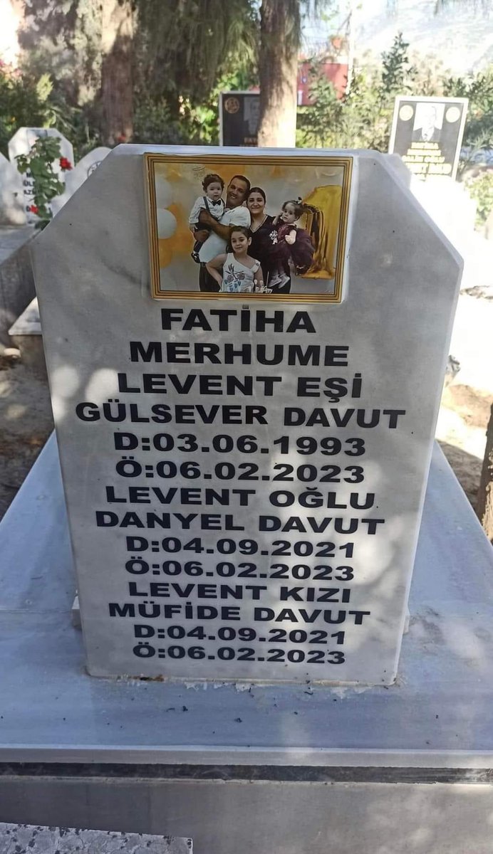 fulisyoga's tweet photo. Öyle bir bayram ki hasret var, hüzün var, bir daha göremeyeceğin sevdiklerinin boşluğu var. Deprem bölgelerinden bayram ve bayramlaşmak. Bu fotoğraflar benim canımı çok yakıyor. Çünkü biz bayramı unuttuk artık. Bugün bazı annelerin babalarının ve evlatların gözleri yaşlı. #Hatay https://t.co/2lqRwfWbt4