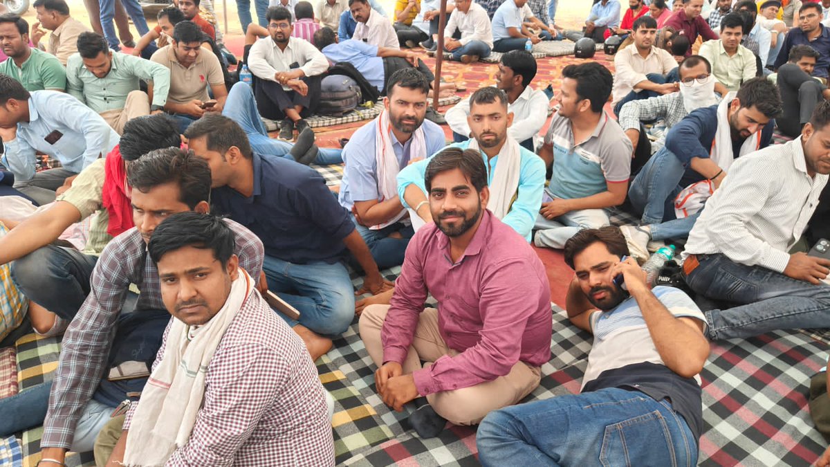 Pachauridurges's tweet photo. मुख्यमंत्री जी संवेदनशील बनकर बाबुओं के हित मे निर्णय लीजिये। #UDC_GRADE_PAY_3600
@ashokgehlot51 @GovindDotasra @priyankagandhi @RahulGandhi @RajCMO @RajGovOfficial @zeerajasthan_ @DainikBhaskar @rpbreakingnews https://t.co/0WzwGf2EpE