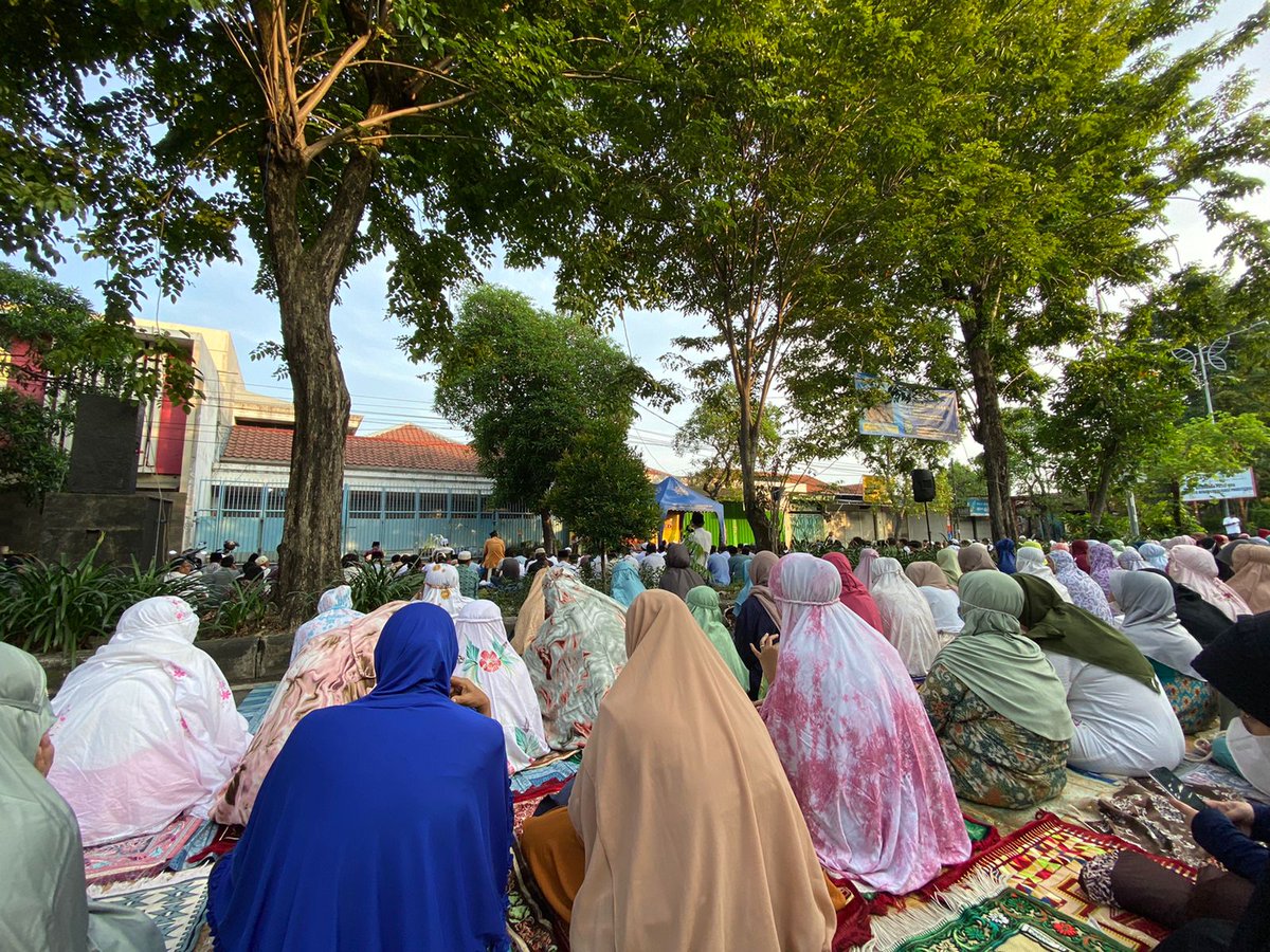 TriAmbarwatie's tweet photo. Selamat Idul Fitri 1444 H. 
Mohon maaf lahir dan bathin🤲🙏
#Lebaran2023 
#surabaya https://t.co/5ATYTByott