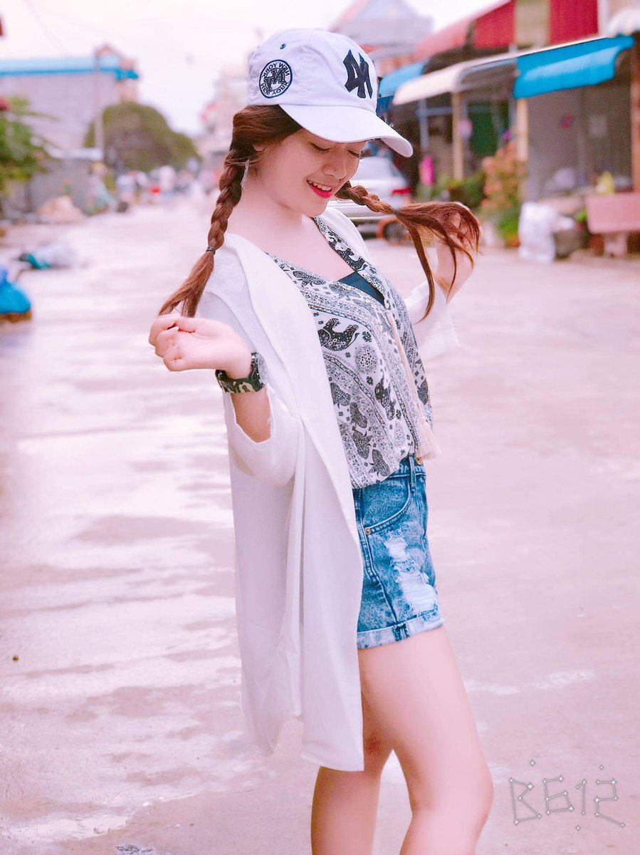 KakdaVann's tweet photo. ស្នេហ៍អូនទេ បើអូនមិនទាន់មានសង្សា☺ #Cambodia #nearykhmer https://t.co/qiCIRE5AZM