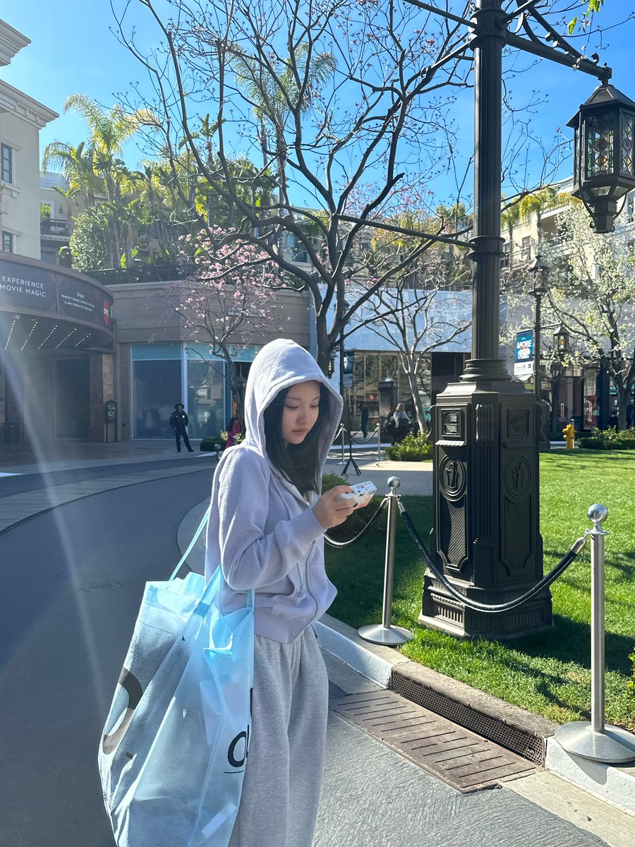 [230421] 1:08PM KST: 🦋

- +4 📸