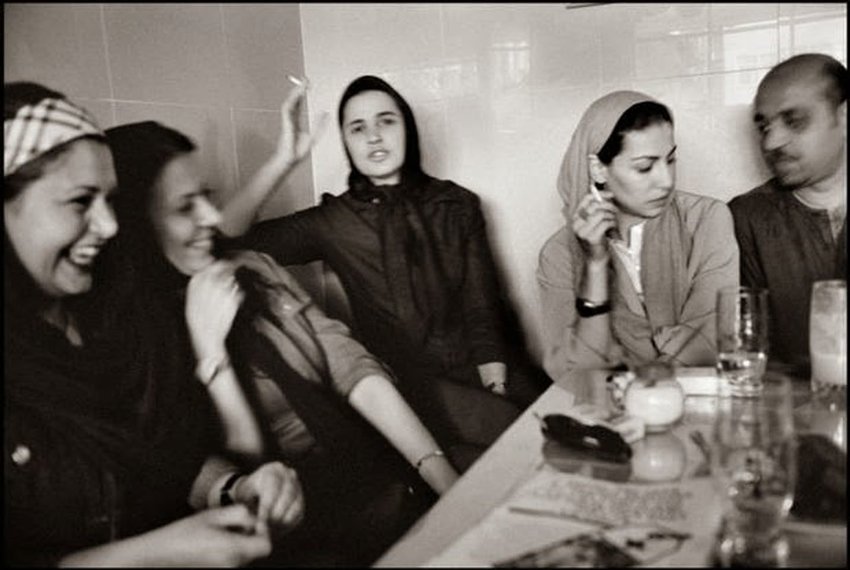 IranHistoryPics's tweet photo. کافه ای در تهران سال 1381
عکس از عباس عطار https://t.co/8sfrQhA7Zb