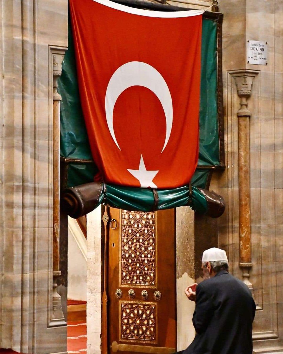 Mazluma, garibe, yetime, öksüze, yurdundan Edilmişe, evi olmayana, sokakta kalana, biri gelsin diye yollara bakana merhametlilerin diliyle, cömertlerin eliyle, büyüklerin duasıyla hoş gelmen gereken yerlere uğra sonra da bize hoş gel ey Bayram! 🇹🇷

#RamazanBayramımızKutluOlsun