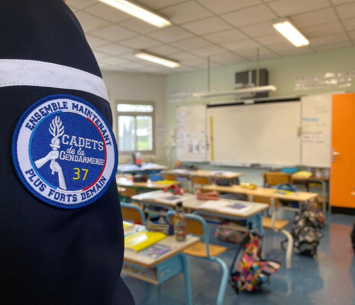 Cadets37's tweet photo. #Prévention | 🚫 Action de prévention contre le harcèlement au sein de l'école Hélène Boucher à Ballan-Miré, menée par des personnels d'active et de réserve 👮‍♀️👮 @Gendarmerie_037, membres de l'ACGN37. https://t.co/3Ul4462CQt