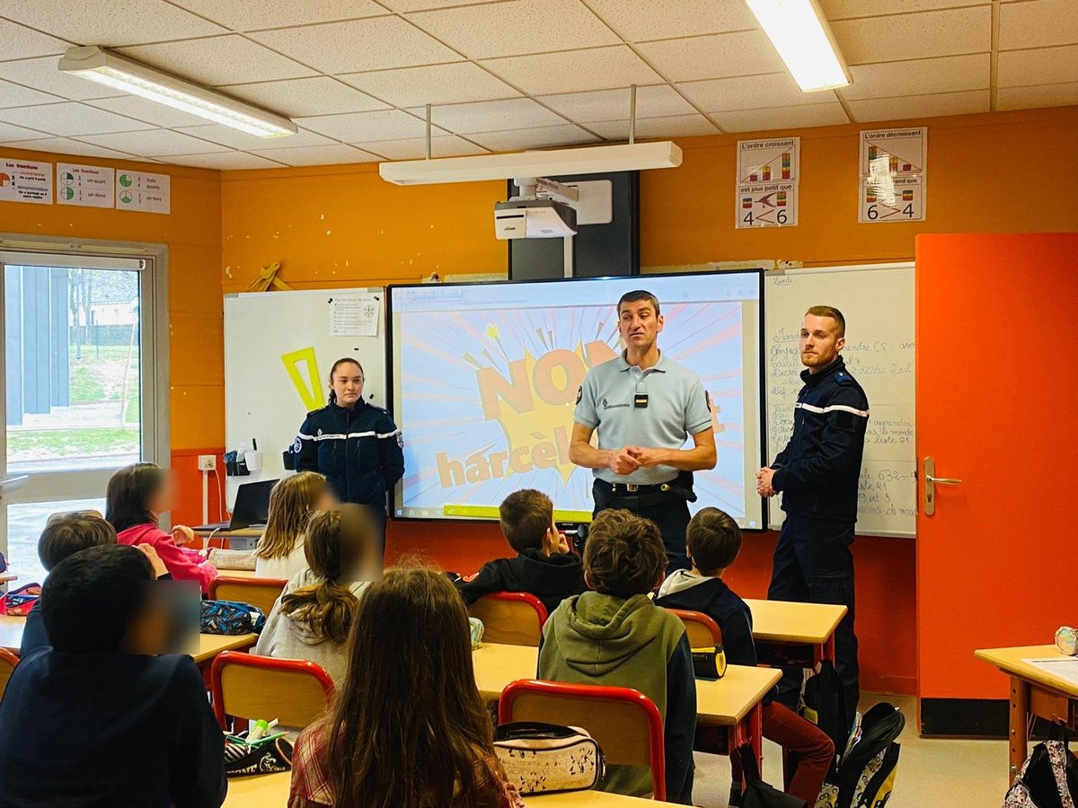 Cadets37's tweet photo. #Prévention | 🚫 Action de prévention contre le harcèlement au sein de l'école Hélène Boucher à Ballan-Miré, menée par des personnels d'active et de réserve 👮‍♀️👮 @Gendarmerie_037, membres de l'ACGN37. https://t.co/3Ul4462CQt