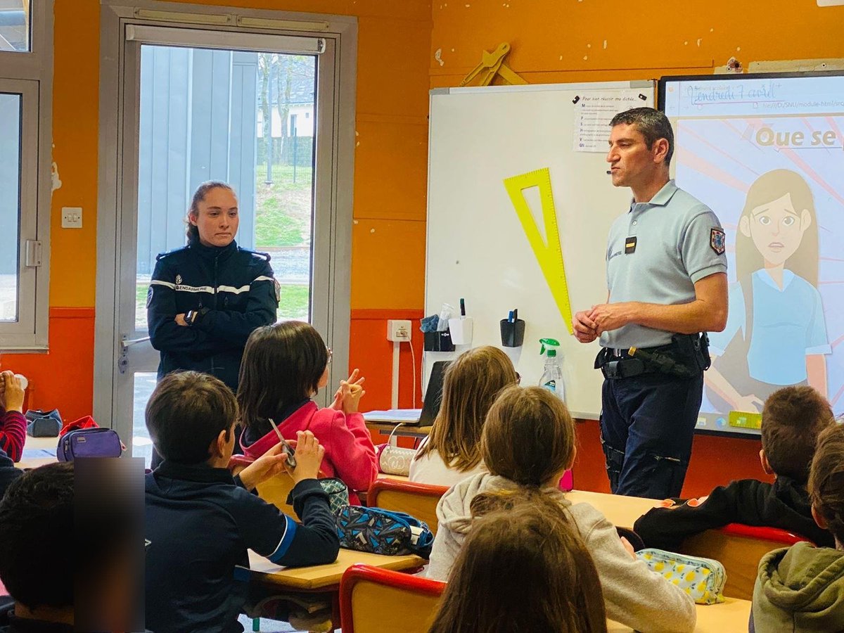 Cadets37's tweet photo. #Prévention | 🚫 Action de prévention contre le harcèlement au sein de l'école Hélène Boucher à Ballan-Miré, menée par des personnels d'active et de réserve 👮‍♀️👮 @Gendarmerie_037, membres de l'ACGN37. https://t.co/3Ul4462CQt