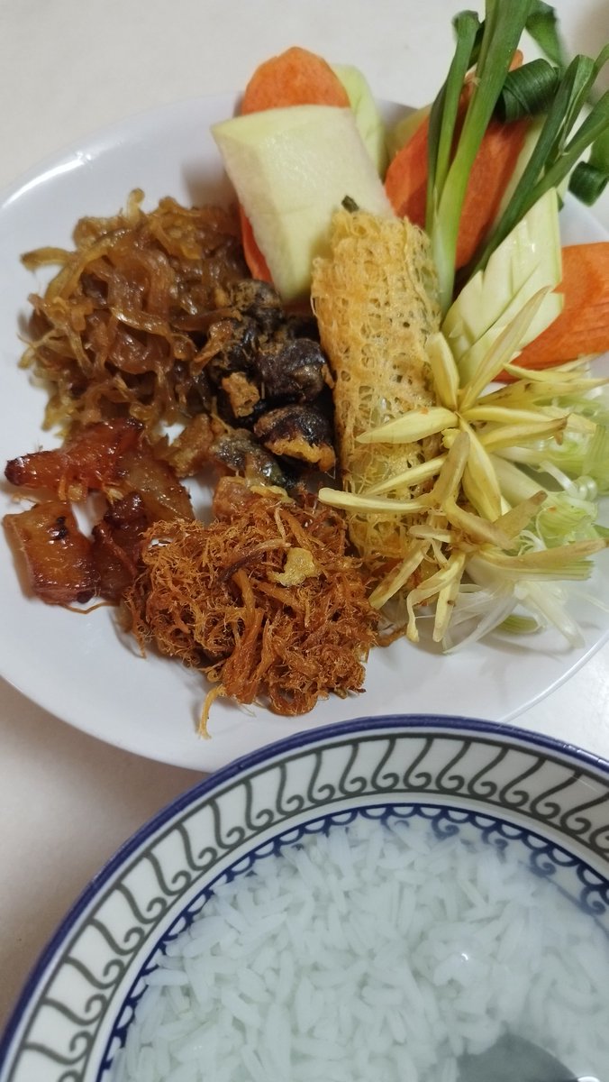 jomsurawong's tweet photo. ปากซอยจรัญ 82 มีลูกสาวร้านขายแกงเรียนจบวิทยาลัยในวังหญิงมาทำข้าวแช่ขายชุดละ 80 บาท เครื่อง 6 อย่างอร่อยทุกอย่าง น้ำลอยดอกไม้หอมกำลังดี ข้าวหุงกับน้ำดอกอัญชันสีอมฟ้าอ่อน ๆ มีกลิ่นควันเทียน ข้าวเป็นเม็ดสวย คุณภาพเกินราคา https://t.co/ZVwBee98V4