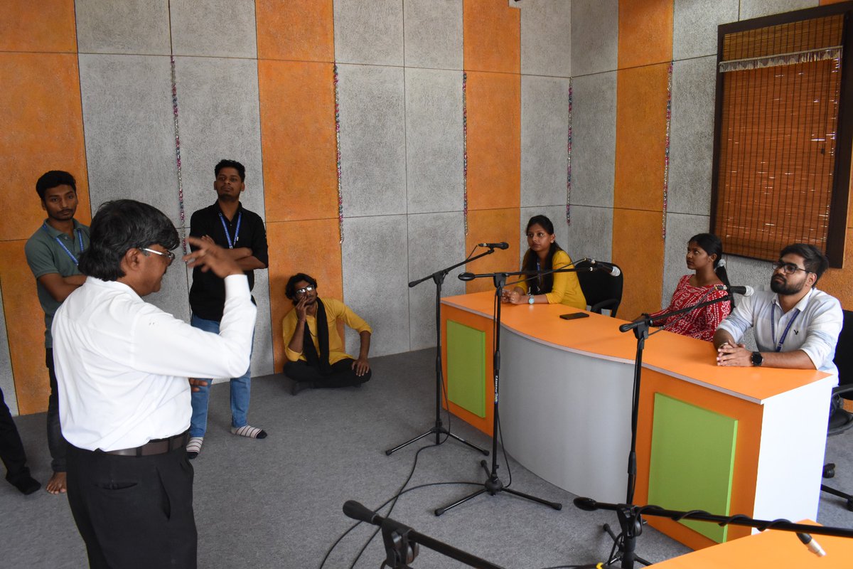 IIMC_India's tweet photo. IIMC Western Regional Campus Amravati organised educational tour of #Community_Radio 'Sadhana' and Krishi Vigyan Kendra Durgapur, Amravati. Dr. Sanjay Gharde, in-charge of Community Radio 'Sadhana', briefed the students about the fundamentals of radio broadcasting.
@MIB_India https://t.co/czhNwMul10