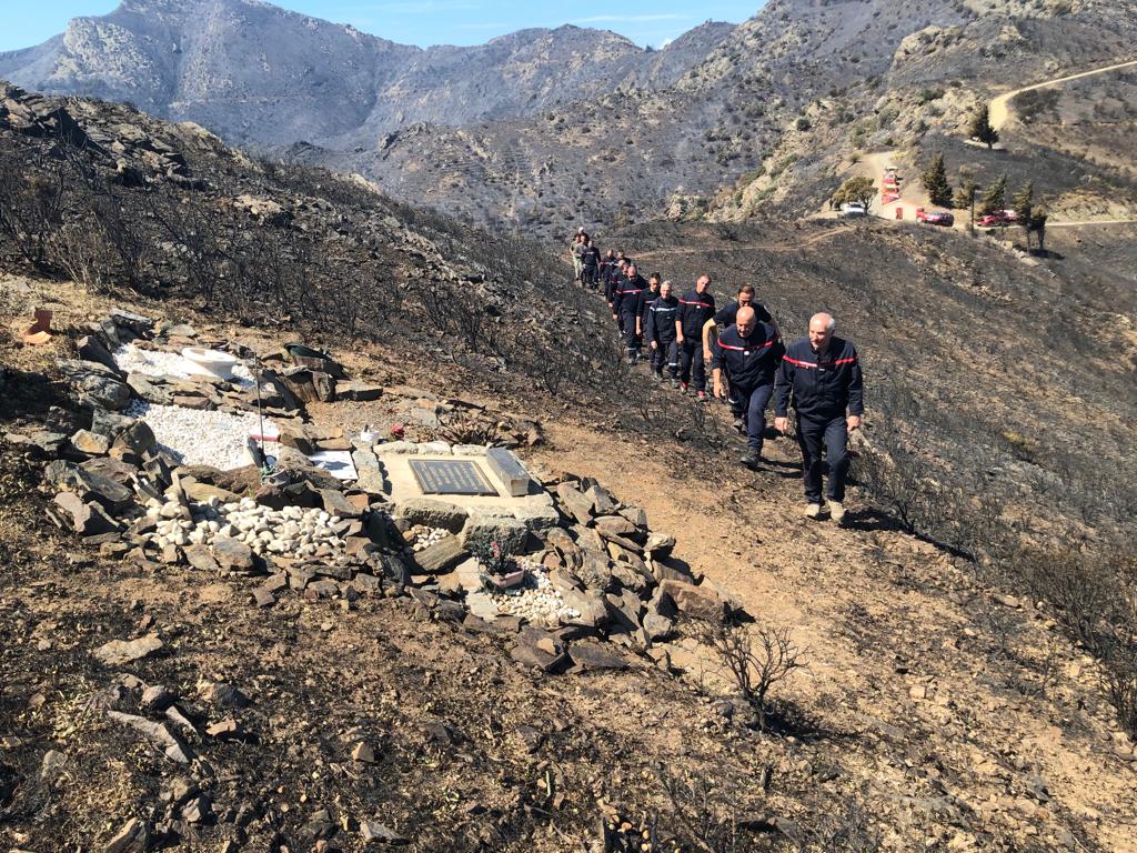 vvpastor's tweet photo. Les arbres repoussent, pas les hommes !
Sentiment particulier ce jour sur la stèle de Patricia Filippi décédé le 18 septembre 2015. 
Le feu de Cerbère de ce dimanche 15 avril 2023 repasse sur ce monument à sa mémoire moins de 8 ans après le drame

LA FORÊT REPOUSSE PAS LES HOMMES https://t.co/uygFsdrlLI