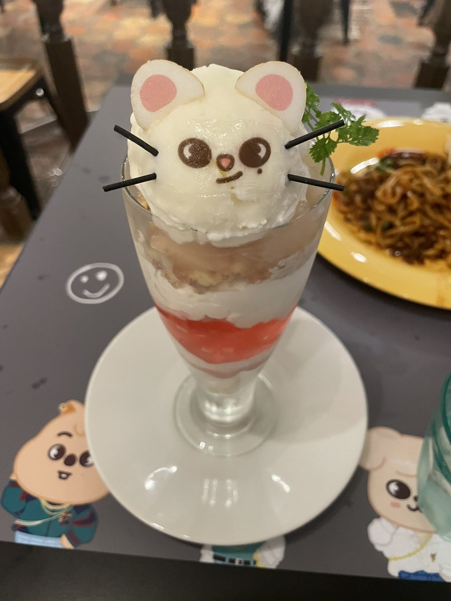 mrng16's tweet photo. SKZOO cafe☺️
トレカケース買えた！満足！ https://t.co/VjXT1Tn1U8
