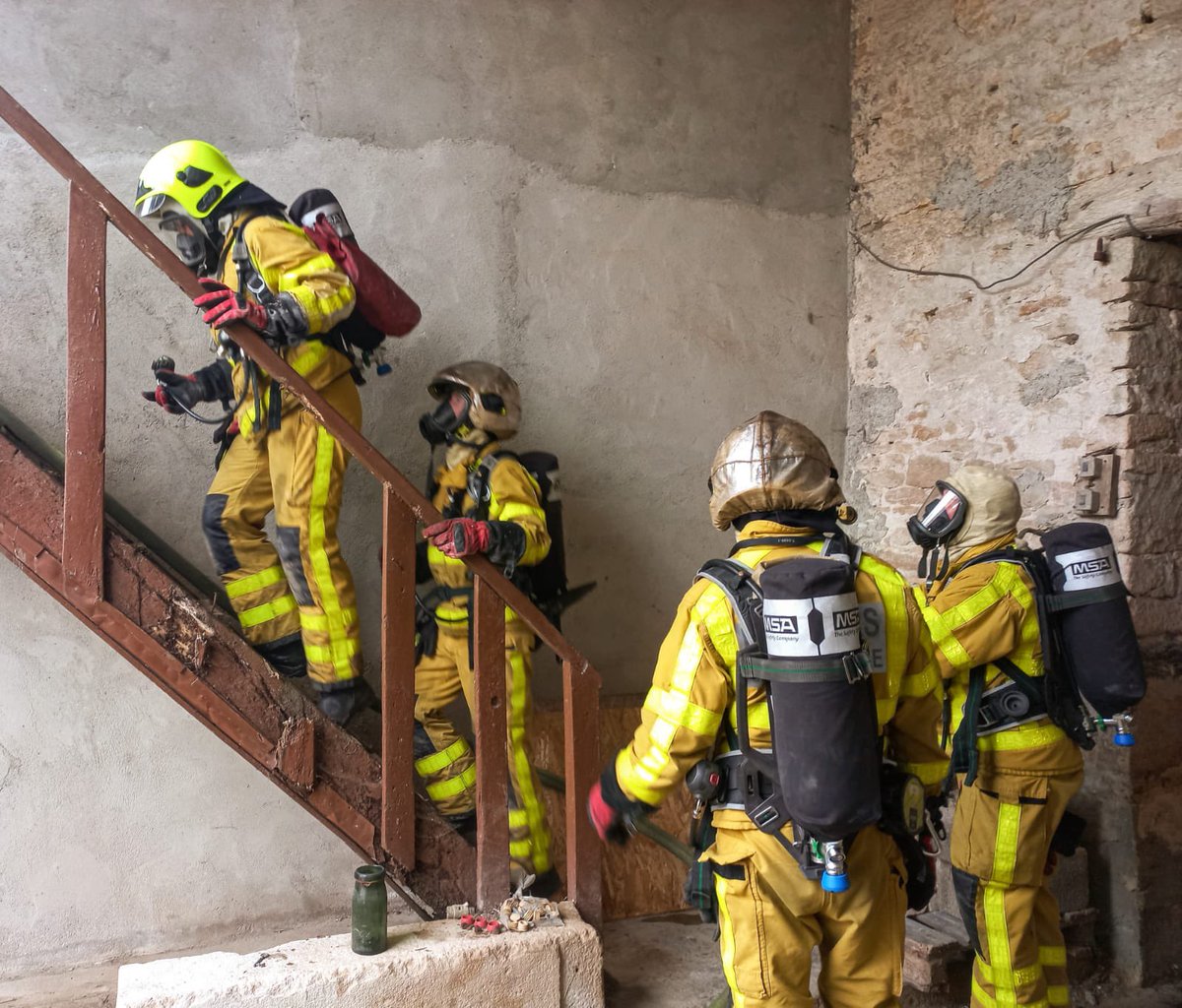 SDIS71's tweet photo. #FORMATION | Fin de la formation chef d’agrès tout engin spécialité #incendie au @CFD_SDIS71. Pas moins de 45 mises en situation professionnelle et des manoeuvrants venus en nombre pour consolider les acquis de nos 8 sapeurs-#pompiers apprenants ! 👏
📸 @laurenzo71520 https://t.co/OqgplTaXyq