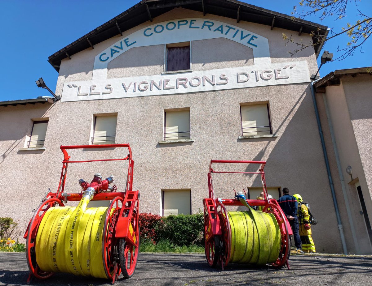 SDIS71's tweet photo. #FORMATION | Fin de la formation chef d’agrès tout engin spécialité #incendie au @CFD_SDIS71. Pas moins de 45 mises en situation professionnelle et des manoeuvrants venus en nombre pour consolider les acquis de nos 8 sapeurs-#pompiers apprenants ! 👏
📸 @laurenzo71520 https://t.co/OqgplTaXyq