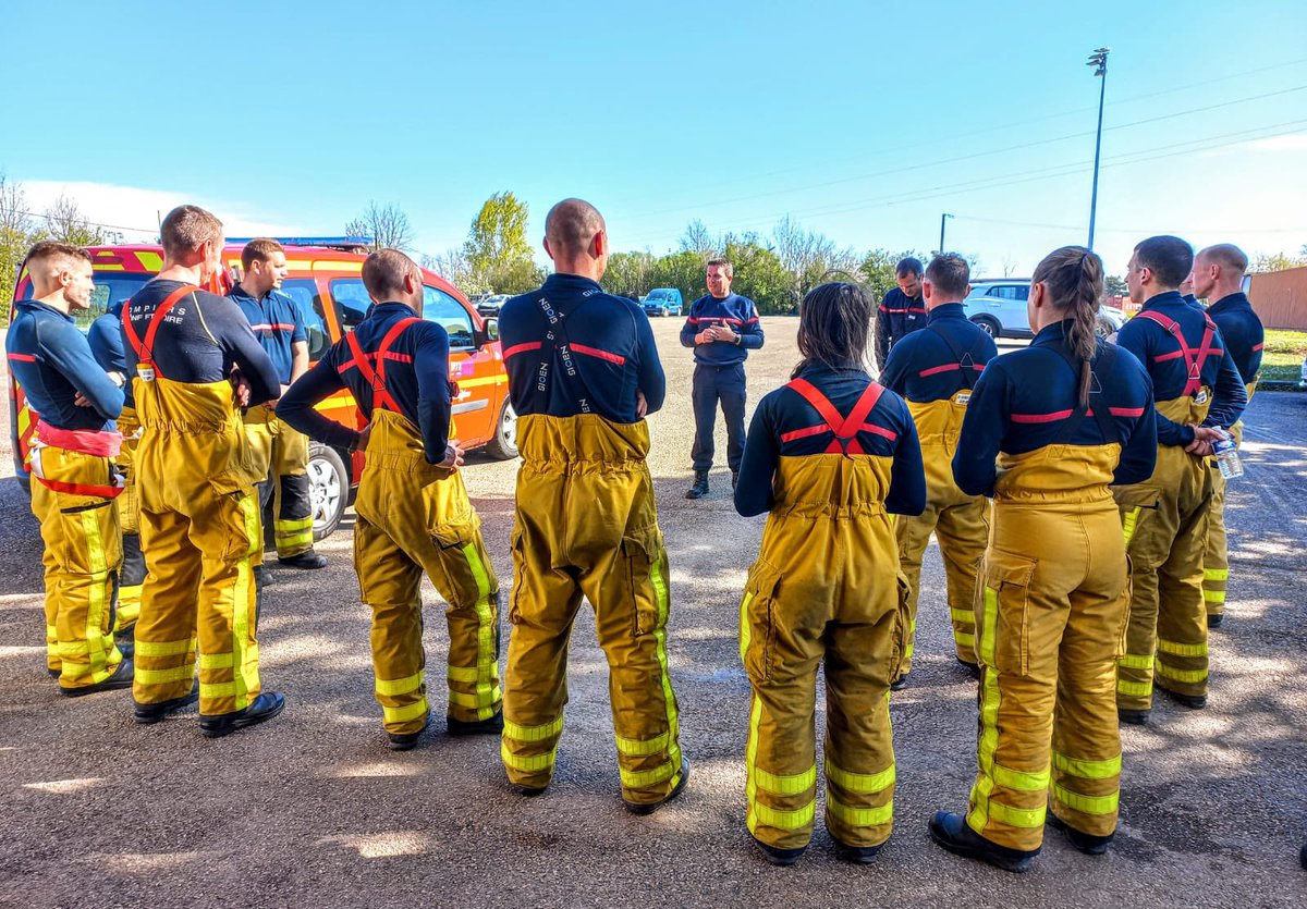 SDIS71's tweet photo. #FORMATION | Fin de la formation chef d’agrès tout engin spécialité #incendie au @CFD_SDIS71. Pas moins de 45 mises en situation professionnelle et des manoeuvrants venus en nombre pour consolider les acquis de nos 8 sapeurs-#pompiers apprenants ! 👏
📸 @laurenzo71520 https://t.co/OqgplTaXyq