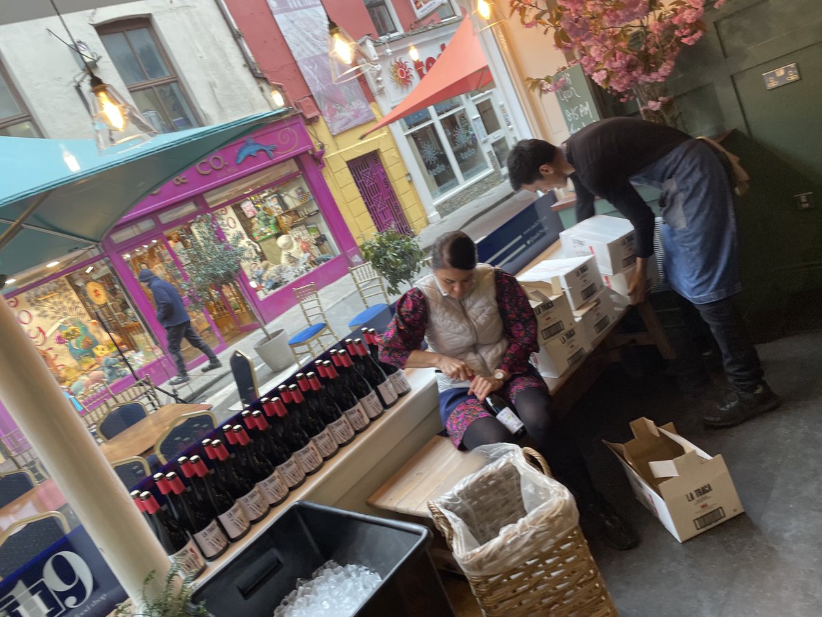 Nash19Cork's tweet photo. A great street to visit #PrincesStreet great neighbours facilitating our madness #LoveCork @fbd_ie @BurntPizzaCork @oakfirepizza_ #LaserLight #CorkArtSupplies #GerMcCarthy #Joyces @ClancysCork @rossinicork @QuinlansFish Morning https://t.co/h084Mf1vfc