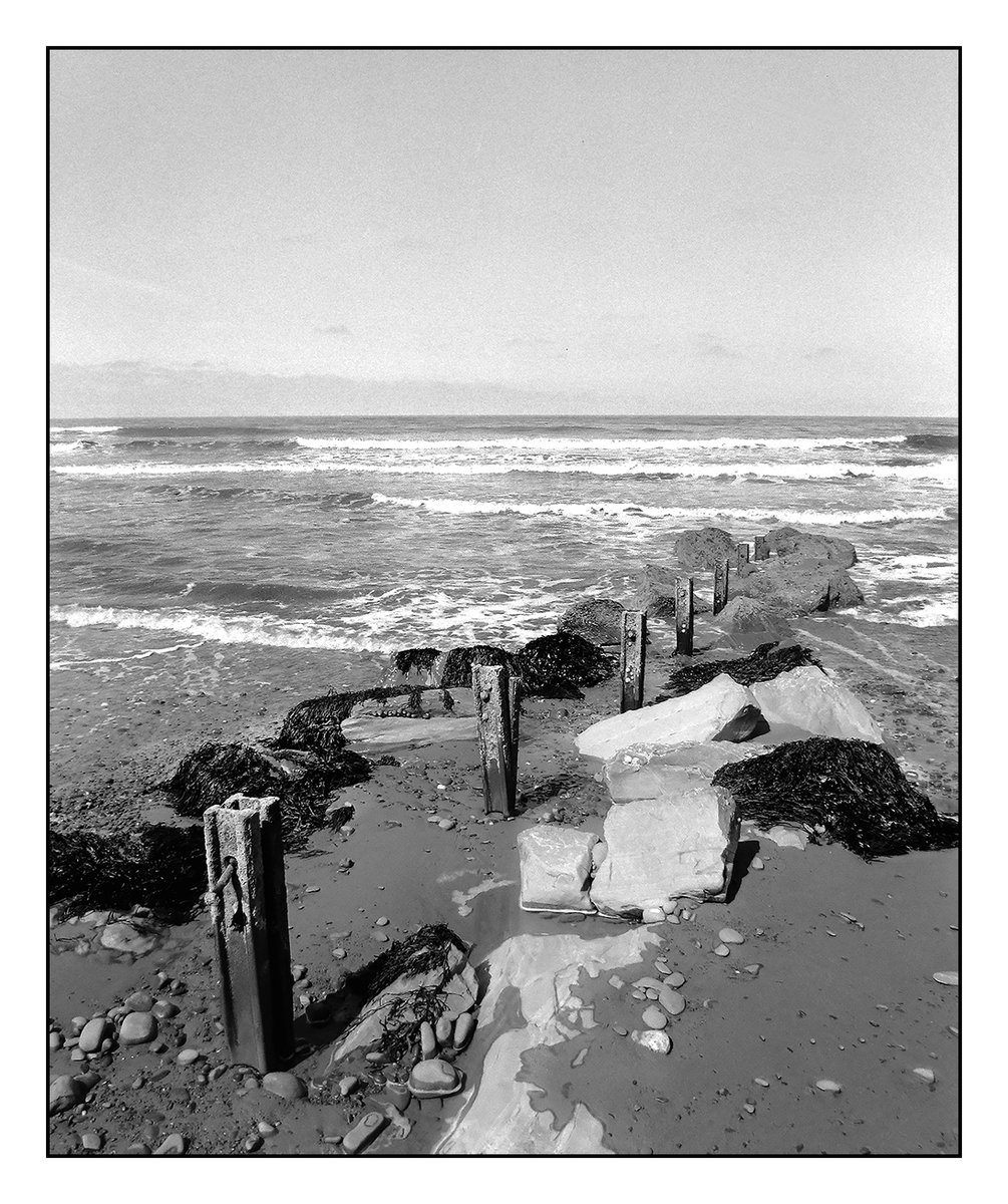 TEMLIGHTIMAGES's tweet image. Aberaeron Beach, Ceredigion, Wales.

@ChromaCamera 4x5 snapshot (Handheld)
@ILFORDPhoto HP5+ (ISO 250 in Perceptol) 

#believeinfilm #blackandwhitephotography 
#LargeFormat #filmphotography 

Great day and great company with @holga_pics ......and ice cream.