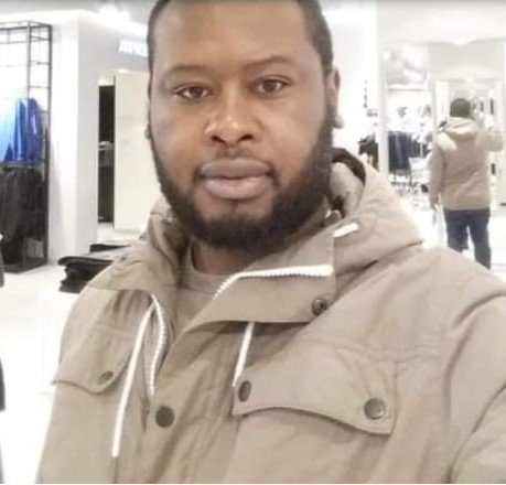 AntifaPinneberg's tweet photo. Am 21. April 2019 kam es im #UKE-#Hamburg zu einem rassistischen und tödlichen Übergriff durch  "Security"-Kräfte gegen Tonou Mbobda.

Justice For Mbobda @Justice4Mbobda ruft dazu auf Blumen &amp; Statements zum #Gedenken an #TonouMbobda an der #UKE_Psychiatrie niederzulegen. https://t.co/cHDkq6191N