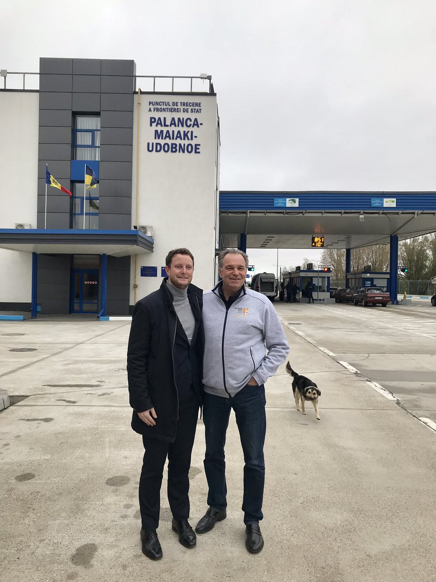 Paul_Barcelonne's tweet photo. 🇺🇦 L’un s’apprête à débuter sa visite en #Ukraine, l’autre en revient tout juste : à la frontière 🇲🇩, @CBeaune, le ministre des transports, croise @RenaudMuselier, le président de la région Sud (@franceinfo) https://t.co/Np8ic4JPjF