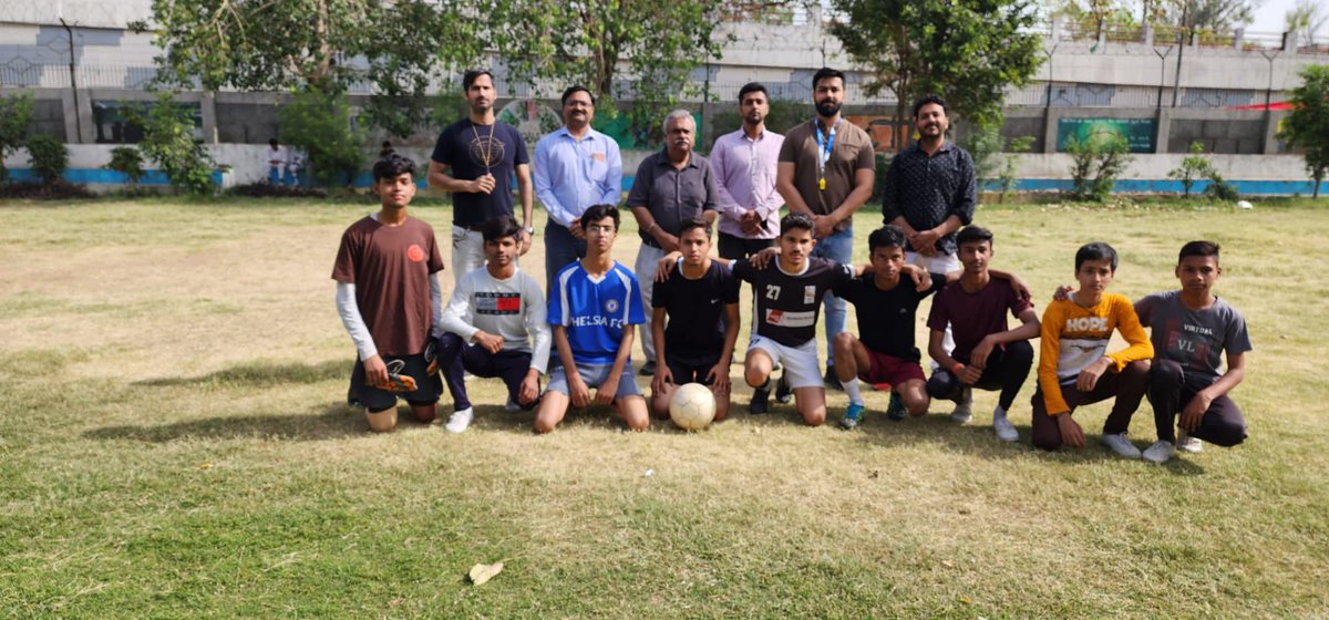 RpvvNandNagri's tweet photo. A football match was organized under the Sports Festival of Azadi Ka Amrit Mahotsav at RPVV Nand Nagri. #RPVVNandNagri #AzadiKaAmritMahotsav https://t.co/e8HxkMCOIU